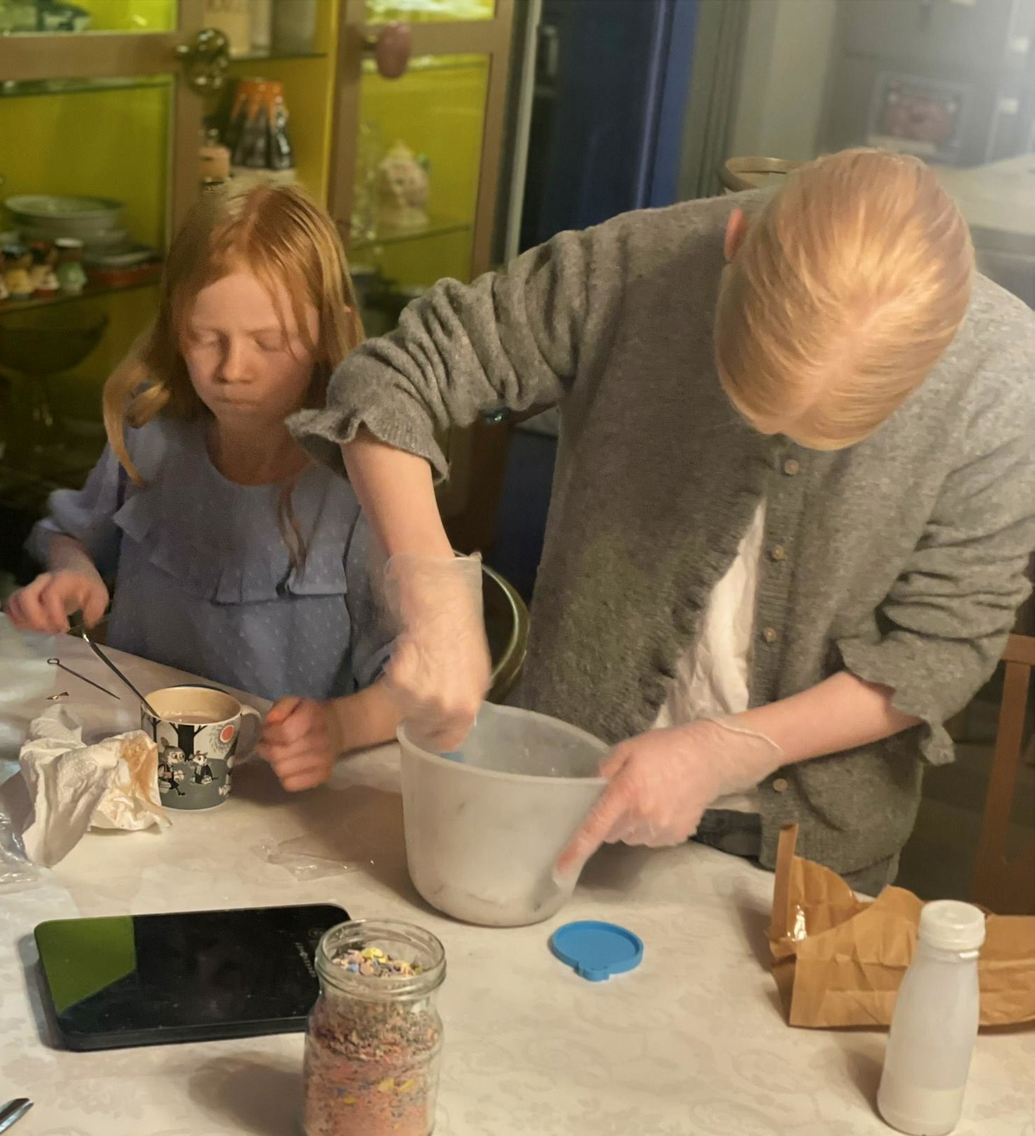 Piger i gang med at støbe